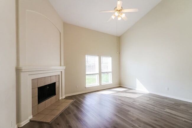 Building Photo - 10007 Barr Lake Dr