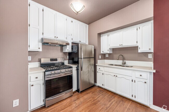 2 habitaciones, 2 baños - 600 pies cuadrados - Cocina - 730 W 73rd St
