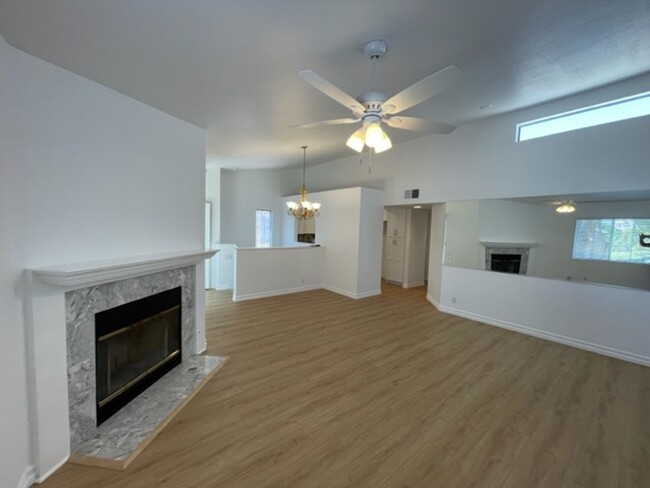 Foto del edificio - Beautiful 2 bedroom/2 bath end unit condo ...