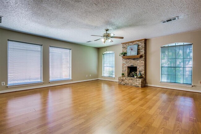 Foto del edificio - 14353 Haymeadow Cir