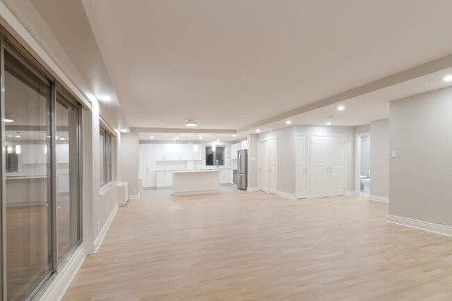 Building Photo - 4555 Av. Bonavista