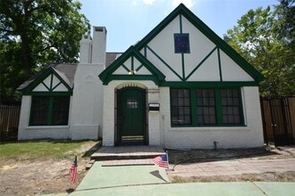 Building Photo - 2135 Bissonnet St