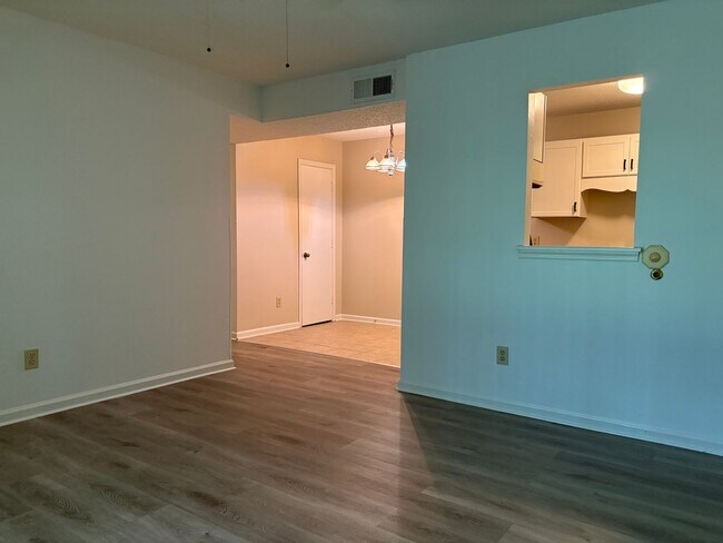 Building Photo - 2 Bedroom, 1 Bathroom Condo in Greensboro!