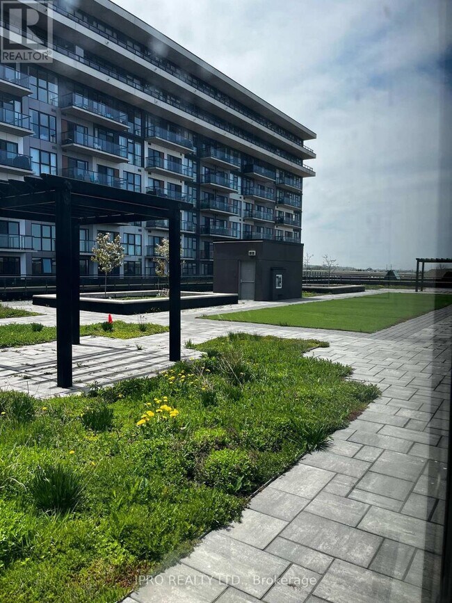 Photo du bâtiment - 550-550 N Service Rd