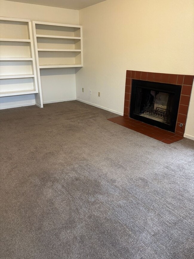 Building Photo - Oak Grove Apartment Available October 1st
