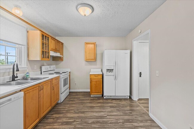 Foto del edificio - 4 bedroom, 2 bath home with den and garage...