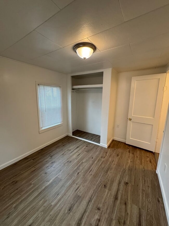 Building Photo - Small 2 bedroom home with fenced yard