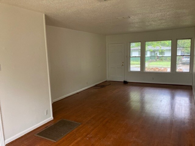 Living room - 1500 Alegria Rd