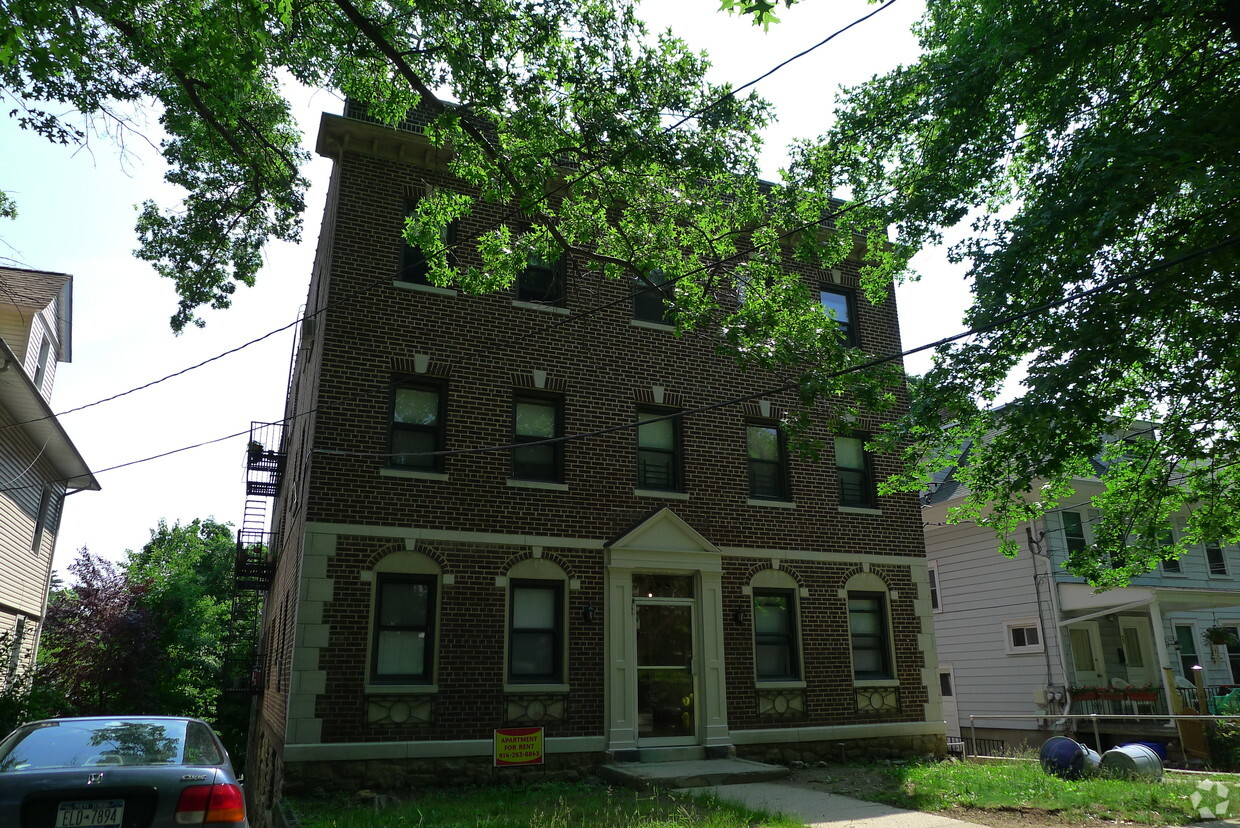 Building Photo - 33 Oakwood Ave