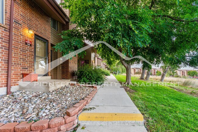 Building Photo - Quiet Townhome Next To The Park With Great...