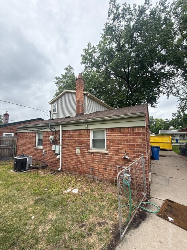 Foto del edificio - 3 Bedroom Home in Dearborn