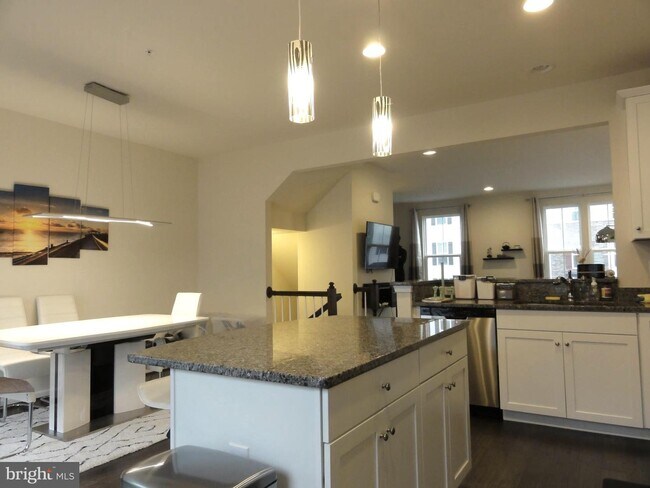 Building Photo - 606 N Atwater Dr