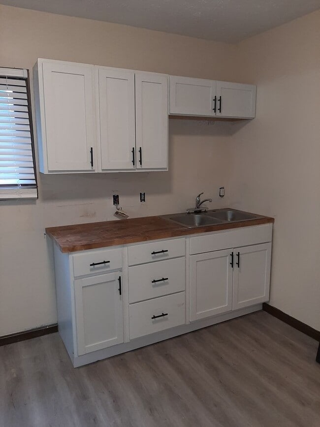 Building Photo - 2 bedroom with appliances