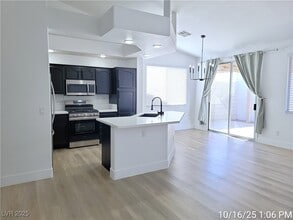 Building Photo - 201 Crown Imperial St