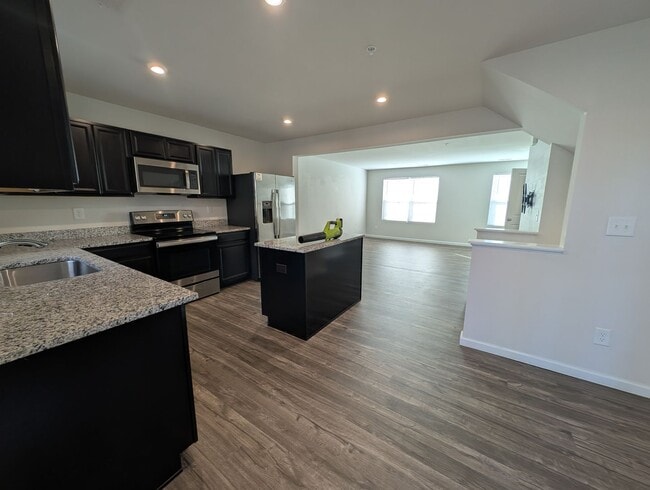 Building Photo - Pristine Townhome located in the North End Commons Community!