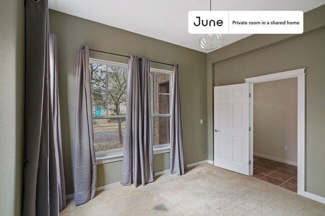 Building Photo - Room in Shared 5 bed/2.5 bath home