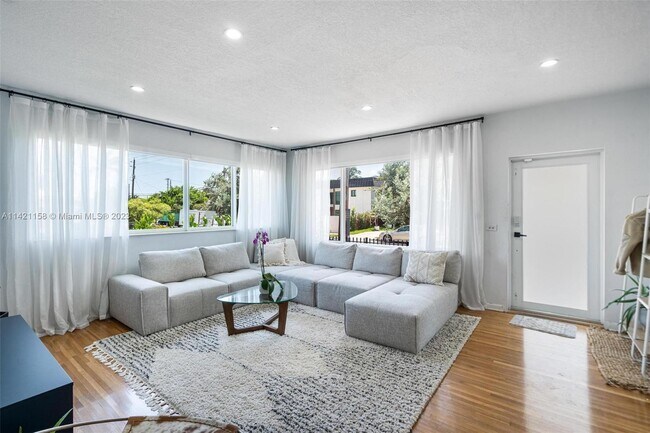 Foto del edificio - 8225 Hawthorne Ave