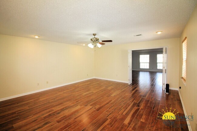 Building Photo - Stunning 3 Bedroom Home in Mary Esther