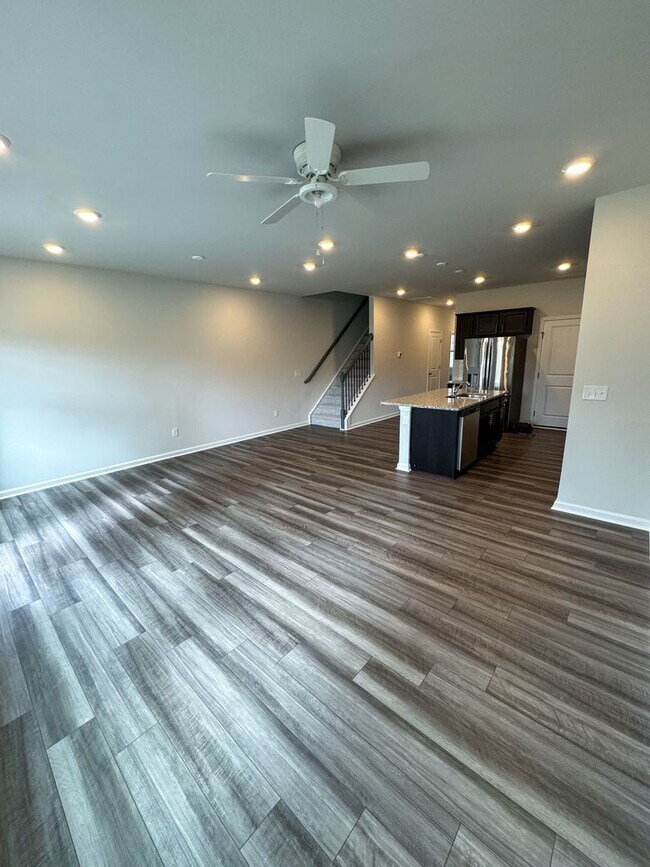 Building Photo - 204 Paramount Dr