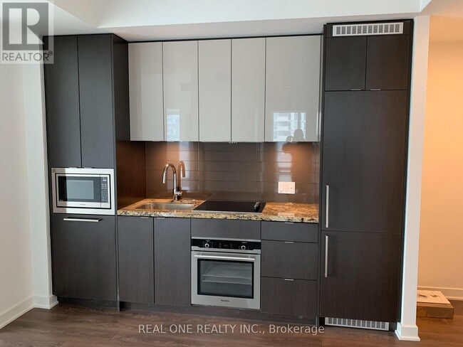 Building Photo - 125 Blue Jays Way