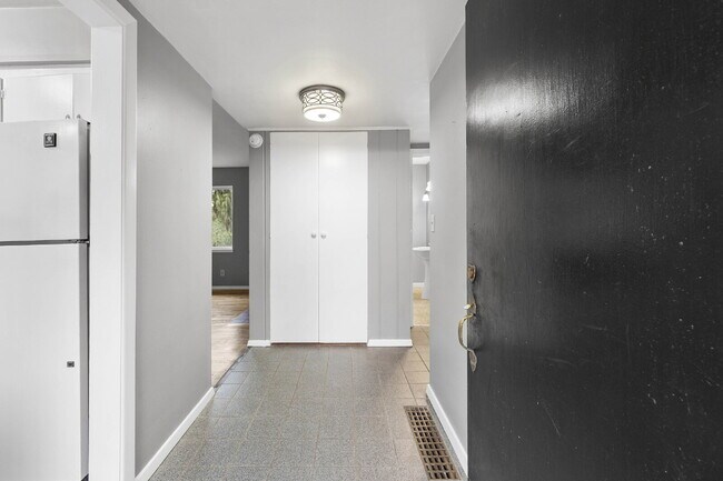 Building Photo - South Burlingame Classic Cottage, Gardners Welcome