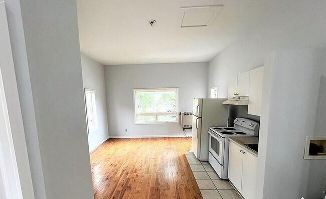 Building Photo - 249 Deschamps Av