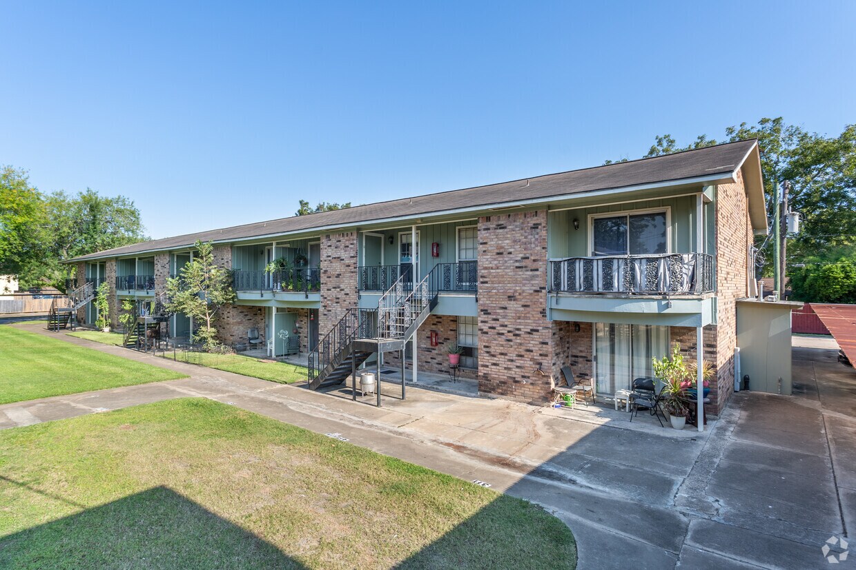 Garden Oaks Apartments in Lake Jackson, TX
