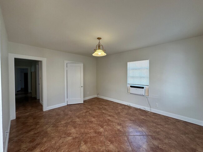 Foto del edificio - Downtown Bungalow, Pet Friendly, Large Yard