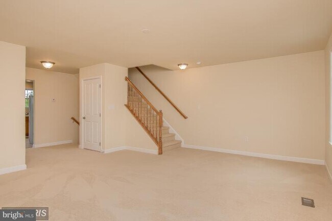 Building Photo - 527 Hotchkiss Dr