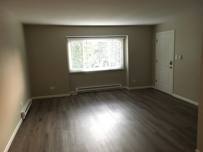 Large Living Room - 17 N Craig Pl