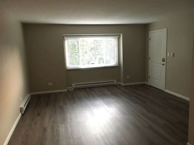 Large Living Room - 17 N Craig Pl