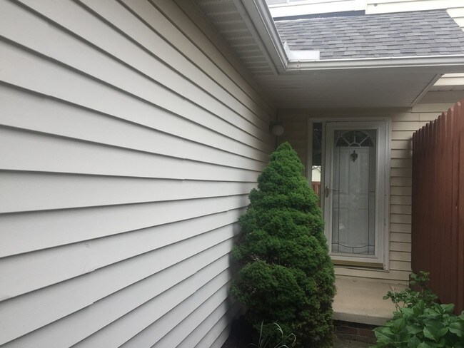 Building Photo - Concord Twp Condo!