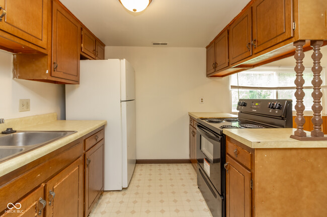 Building Photo - 807 Riverside Dr