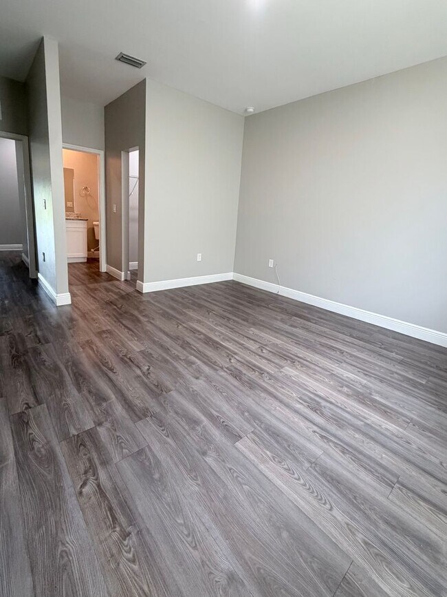 Building Photo - Like New 2 Bedroom 2 Bath 1 Car Garage Duplex in Lehigh!