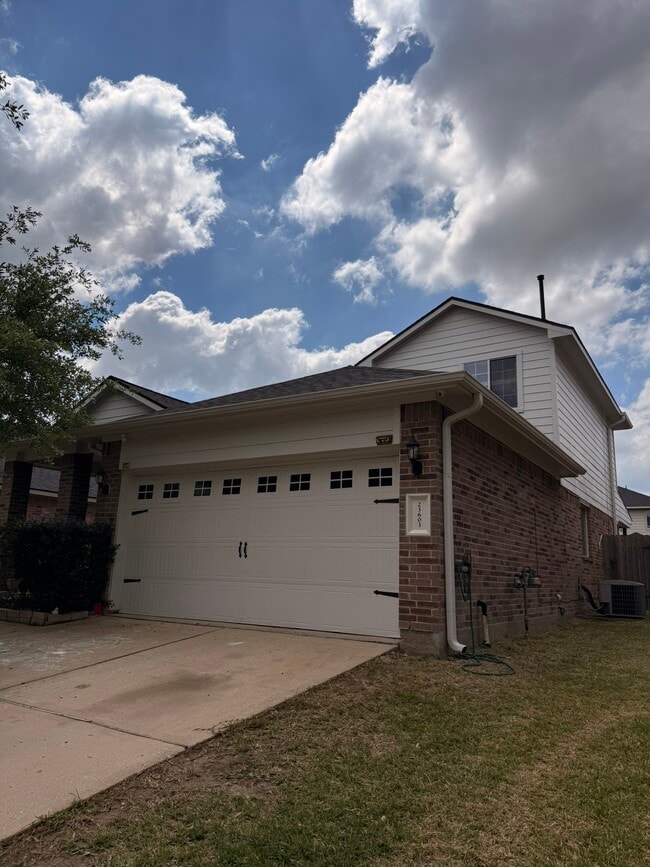 Building Photo - 23603 Maple Vista Ln