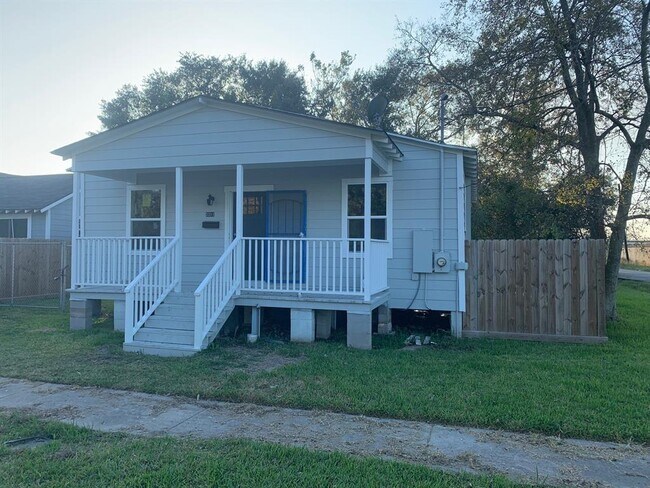 Building Photo - 2311 Schweikhardt St