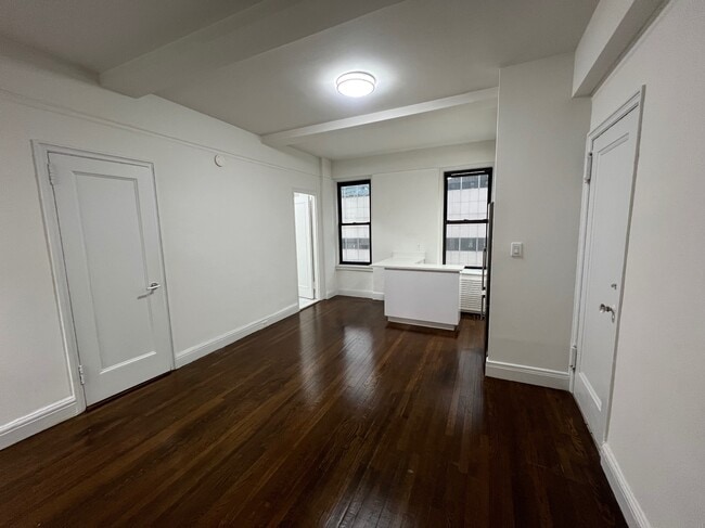 Building Photo - 140 E 46th St
