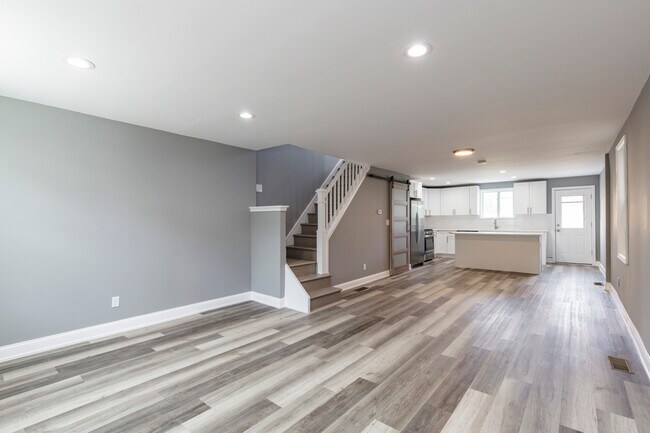 Building Photo - 454 Old Elm St