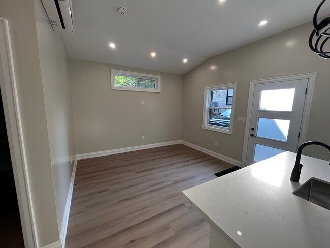 Photo du bâtiment - 206 Wentworth St N