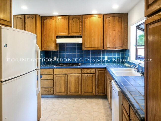Building Photo - Enjoy sweeping views from top level duplex...