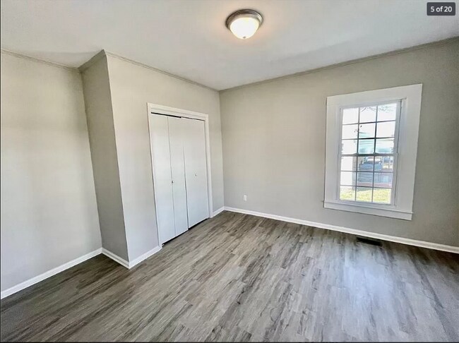 Foto del edificio - 721 E Morehead St