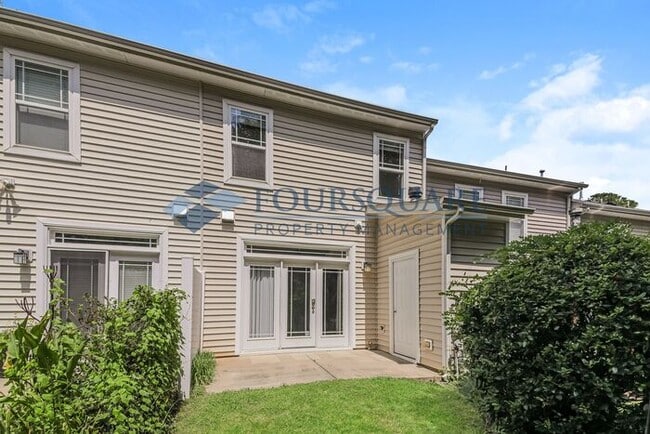 Building Photo - Townhome | Back Patio with Privacy Fence |...