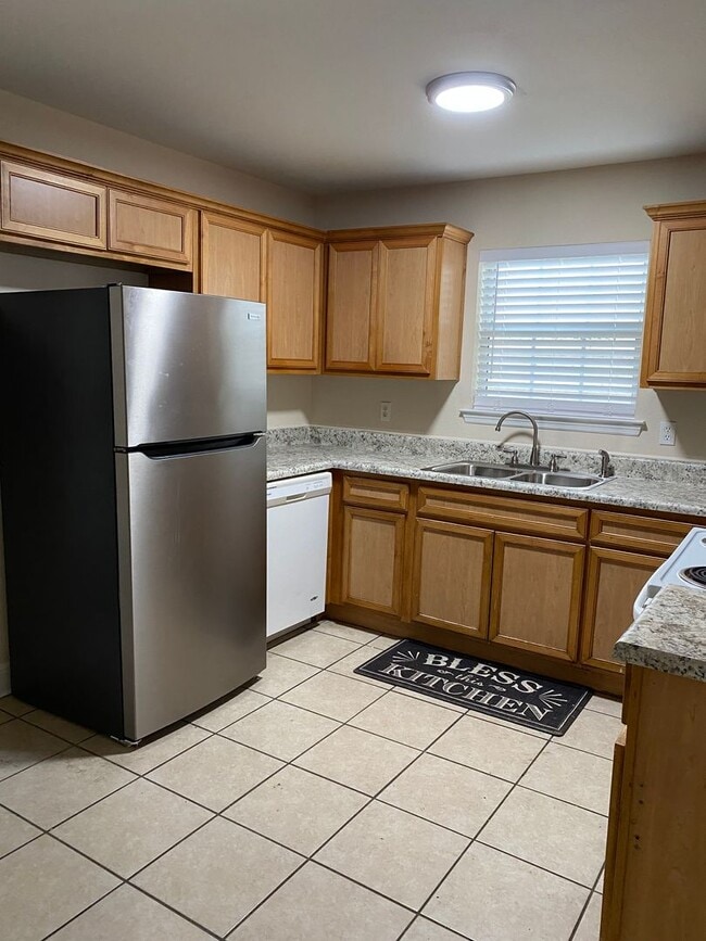 Building Photo - 3/3 Townhome in Woodbriar