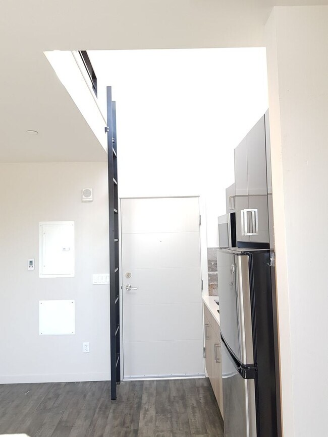 Foto del interior - 741 Harvard Modern studios with w/d in unit!