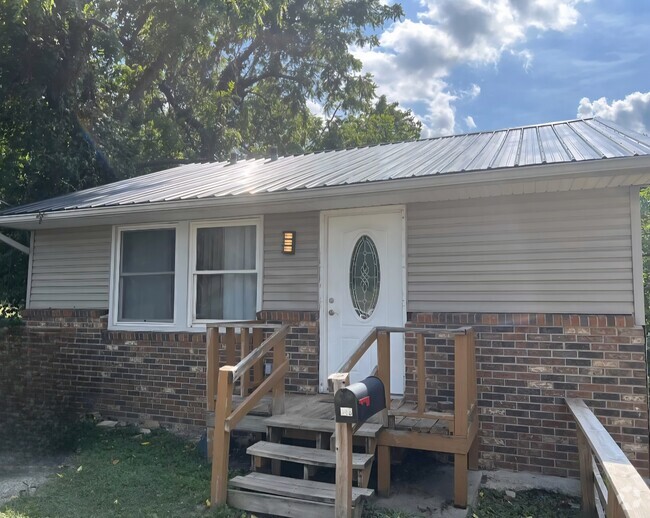 Building Photo - 346 Blackburn Ave