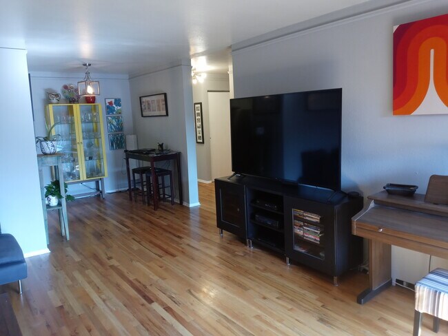 Entretenimiento/TV - 1350 Josephine St