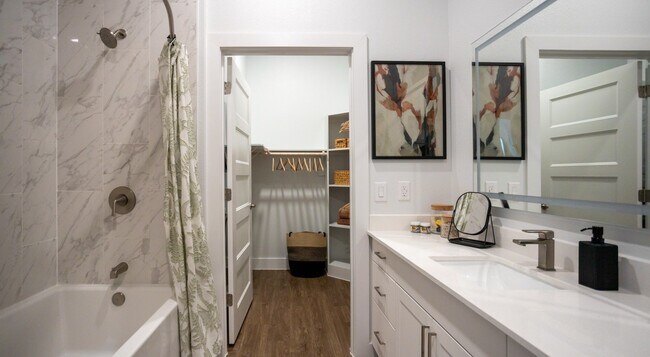 Foto del edificio - 11111 Nexus Ave.