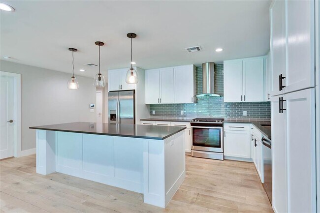 Foto del edificio - 6203 Cary Dr