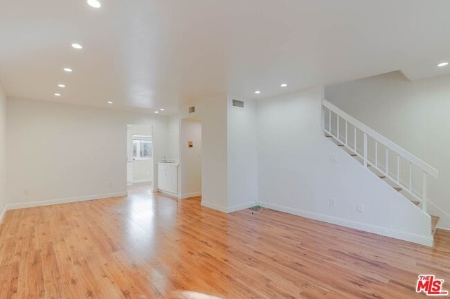 Foto del edificio - 13959 Victory Blvd