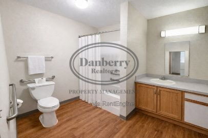 Foto del edificio - 1740 W Market St
